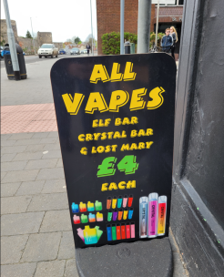 A sign on a street corner advertising vapes for just £4